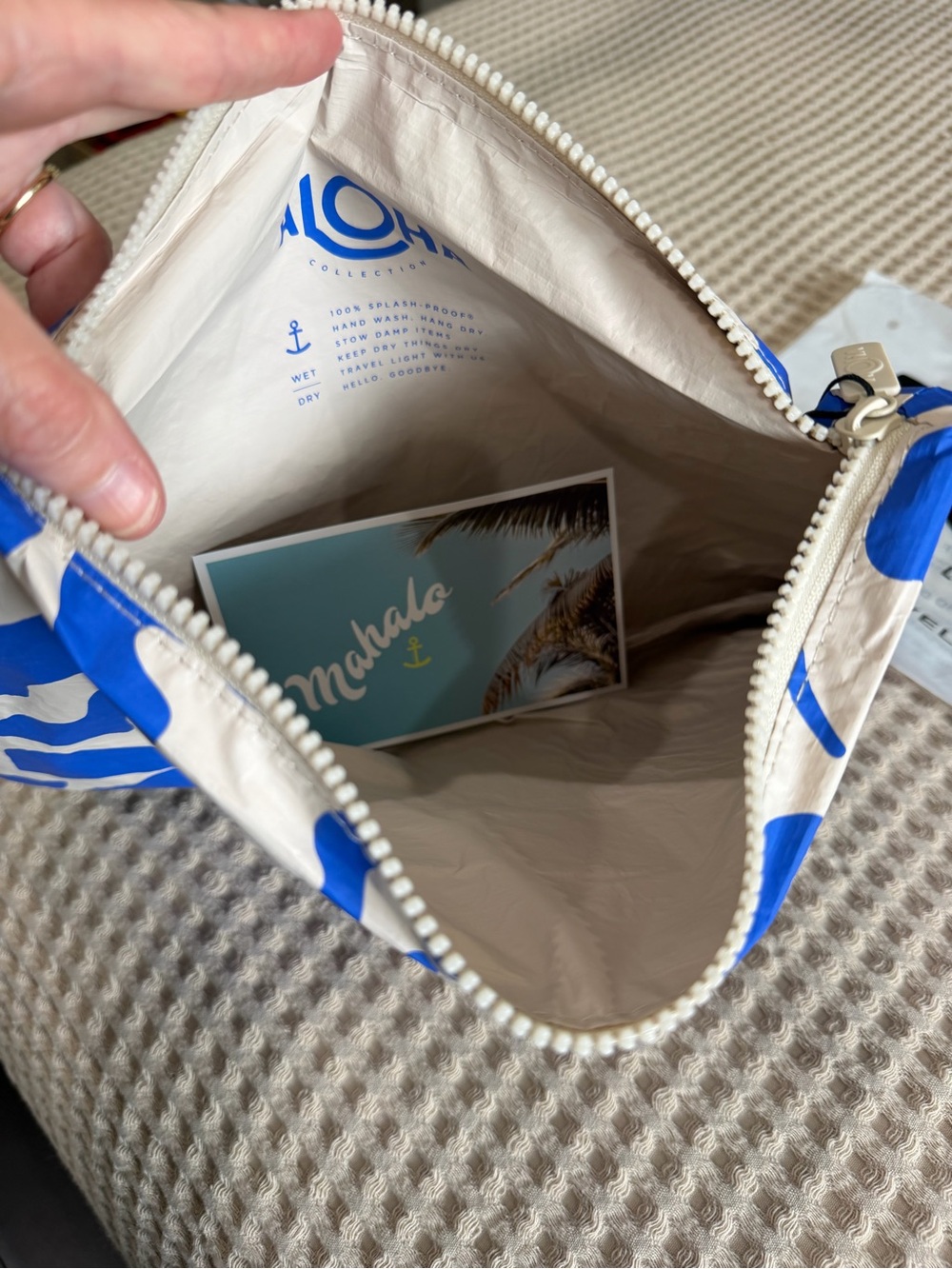 NWT ALOHA Collection Mid Pouch - Picture 3 of 3